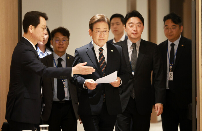 이재명 대통령이 9일 서울 용산 대통령실 청사에서 열린 비상경제점검 2차 태스크포스(TF)회의에 참석하려고 회의실로 들어서고 있다. 오른쪽 둘째는 강훈식 비서실장, 맨 왼쪽은 권혁기 의전비서관. (사진=연합뉴스)