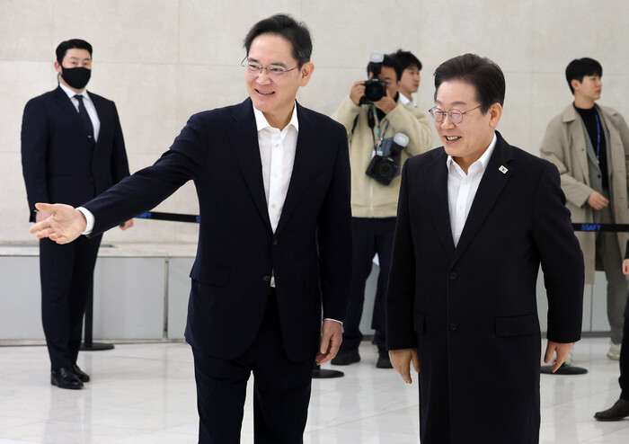 이재명 당시 더불어민주당 대표(앞줄 오른쪽)가 지난 3월20일 서울 강남구 멀티캠퍼스 역삼 SSAFY 서울캠퍼스를 방문해 이재용 삼성전자 회장의 안내를 받아 이동하고 있다. (사진=연합뉴스)