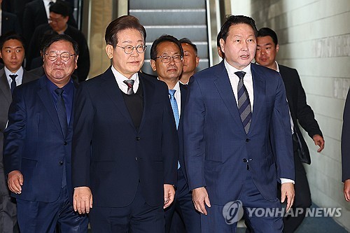 이재명 당시 민주당 후보(앞줄 왼쪽)가 최태원 대한상의 회장을 만나 함께 간담회장으로 향하고 있다. (사진=연합뉴스)