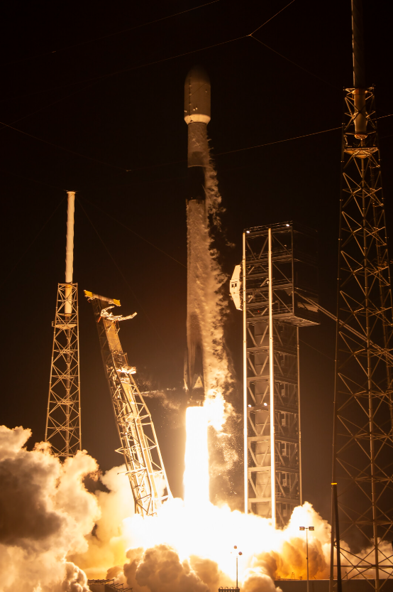 군정찰위성인 425 위성 4호기가 지난 4월22일 미국 플로리다주 커네버럴 우주군 기지에서 스페이스 X사의 팰컨9 발사체에 실려 발사되고 있다. (사진=한국항공우주연구원 제공)