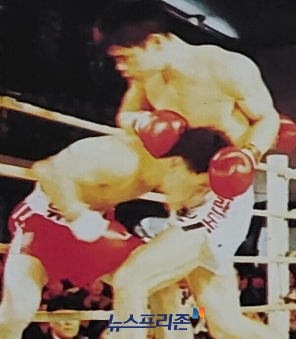 박경현과 일전을 펼치는 유종훈(좌측).