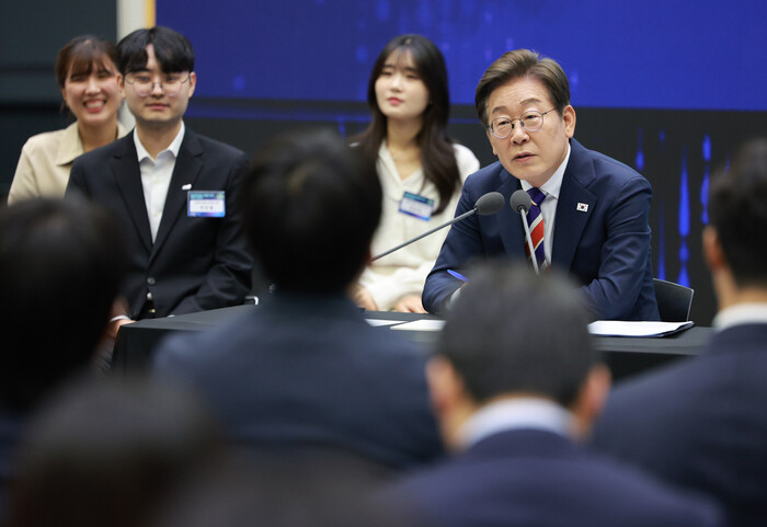 이재명 대통령이 11일 서울 영등포구 한국거래소에서 열린 주식시장 불공정거래 근절을 위한 현장 간담회에서 참석자 질문에 답하고 있다. (사진=연합뉴스)