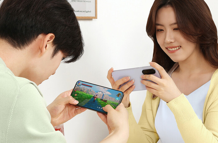 삼성전자 모델들이 ‘갤럭시 A36 5G’로 모바일 게임을 즐기고 있다. (사진=삼성전자 제공)