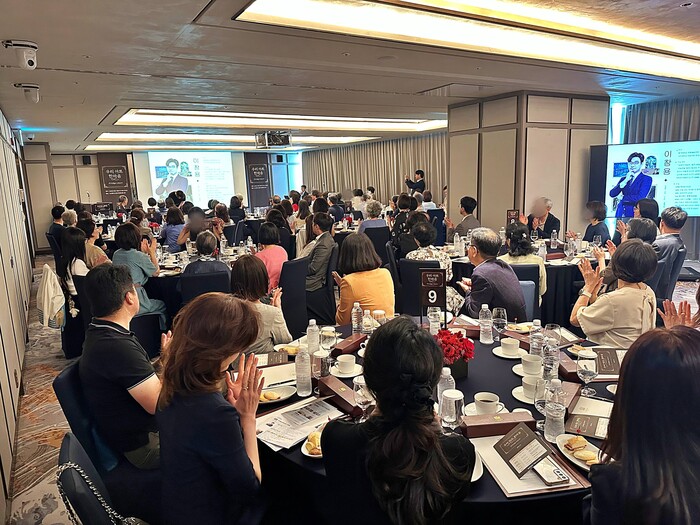 지난 11일 조선팰리스 호텔에서 개최된 ‘우리 W 특화 세미나’에서 참석자들이 이창용 도슨트로부터 미술 감상에 대한 특강을 듣고 있다.