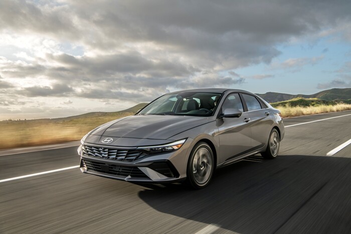 현대차 아반떼가 달리고 있다. (사진=현대차그룹 제공)