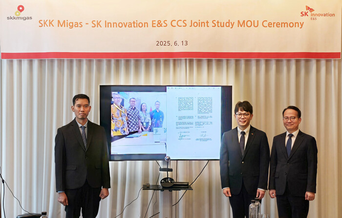 13일 서울 영등포구 페어몬트 앰배서더 호텔에서 열린 ‘한-인도네시아 국경통과 CCS 공동연구를 위한 업무협약(MOU)’ 기념식에서 참석자들이 기념촬영을 하고 있다. 왼쪽부터 드위 아디 누그로호 인도네시아 에너지광물자원부(MEMR) 비전통 석유∙가스 개발 부국장, 김일영 SK이노베이션 E&S 업스트림개발∙운영실장, 서성태 산업통상자원부 에너지기술과장. (사진=SK이노베이션 E&S 제공)