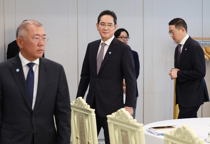 이재용 삼성전자 회장(가운데)이 지난 13일 서울 용산 대통령실에서 이재명 대통령 주재로 열린 6경제단체·기업인 간담회에 참석해 자리로 향하고 있다.  왼쪽은 정의선 현대차 그룹 회장, 오른쪽은 구광모 LG 그룹 회장. (사진=연합뉴스)