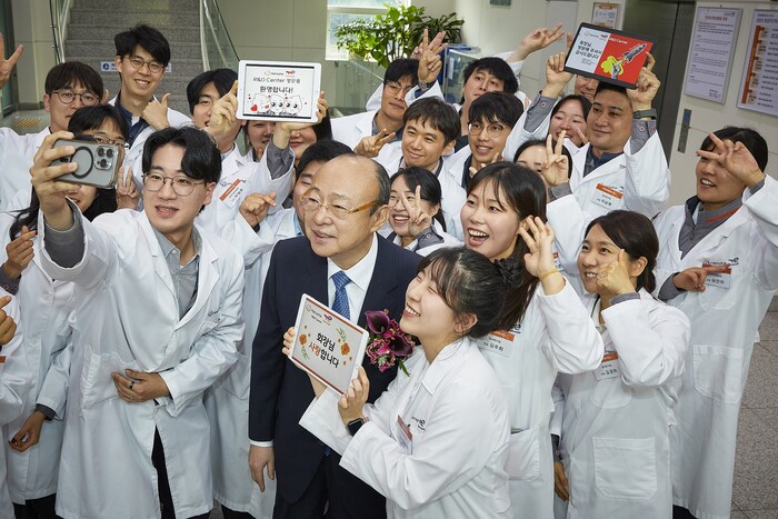 김승연 한화그룹 회장이 17일 한화토탈에너지 연구소에서 연구원들과 함께 셀카를 찍고 있다. (사진=한화그룹 제공)