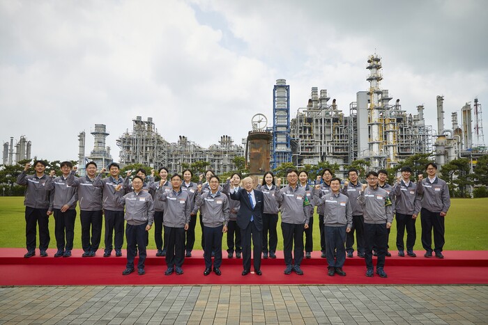 김승연 한화그룹 회장(가운데)이 17일 한화토탈에너지스 대산공장에서 임직원들과 함께 화이팅을 외치고 있다. (사진=한화그룹 제공)