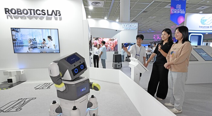 ‘온 디바이스 VLM 기술’이 적용된 서비스 안내 로봇 ‘달이(DAL-e)’가 고객의 옷차림 등을 파악해 맞춤형 인사를 건네고 있다. (사진=현대차그룹 제공)