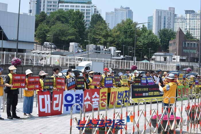국민생명안전네트워크, 국민연대, 행의정감시네트워크중앙회 등 시민단체들이 18일 용산 대통령실 앞에서 집회를 열고 의료기관에 처벌을 촉구하고있는 모습