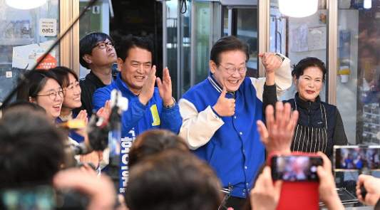 지난 제22대 총선때 더불어민주당 이재명 당 대표가 충주시선거구에 출마한 김경욱 후보를 격려하기 위해 충주시 무학시장을 방문해 지지를 호소하고 있다. (사진 독자제공)