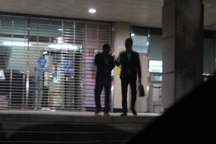 김경욱 전 국토교통부 제2차관이 지난 5월 13일 오후 2시 검찰에 출석해 7시간 동안 강도높은 조사를 받고 변호사와 함께 나오고 있다. (사진 독자 제공)