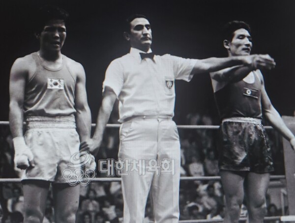 1974년 테헤란 아시안게임에서 북한의 노용수(오른쪽)에 판정패 당한 박태식.