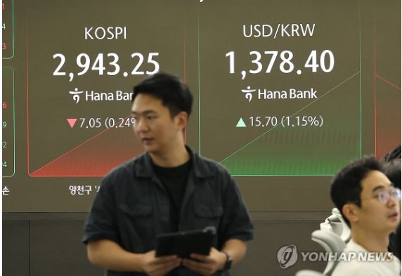 코스피가 장 초반 약보합세로 출발한 18일 서울 중구 하나은행 딜링룸에서 한 딜러가 자리로 향하고 있다. (사진=연합뉴스)