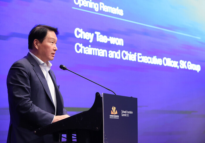 최태원 SK그룹 회장이 19일 서울 영등포구 여의도 콘래드 호텔에서 열린 세계경제포럼 슈왑재단 총회에서 '사회적 가치 거래 방안'을 제안하고 있다. (사진=사회적가치연구원 제공)