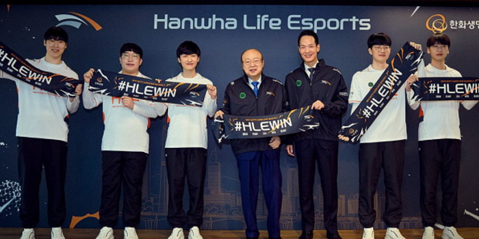 김승연 한화그룹 회장(왼쪽 넷째)과 김동원 한화생명 사장(왼쪽 다섯째)이 지난해 4월 서울 여의도 63빌딩에서 '한화생명e스포츠'(HLE) 선수들과 승리를 기원하는 손팻말을 들어보이고 있다. (사진=한화생명 제공)