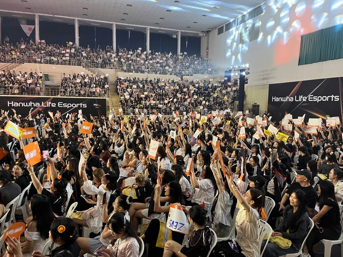 18일(현지시각) 베트남 호찌민시 탄빈 체육관에서 열린 리그 오브 레전드(LoL) 게임단 HLE의 팬미팅 행사에 몰린 팬들이 응원 글귀가 적힌 손팻말을 들어올리며 환호하고 있다.