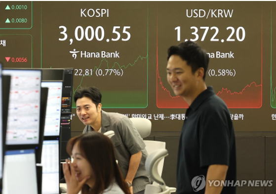 코스피가 장중 3,000선을 돌파한 20일 서울 중구 하나은행 딜링룸에서 딜러들이 활짝 웃고 있다. (사진=연합뉴스)