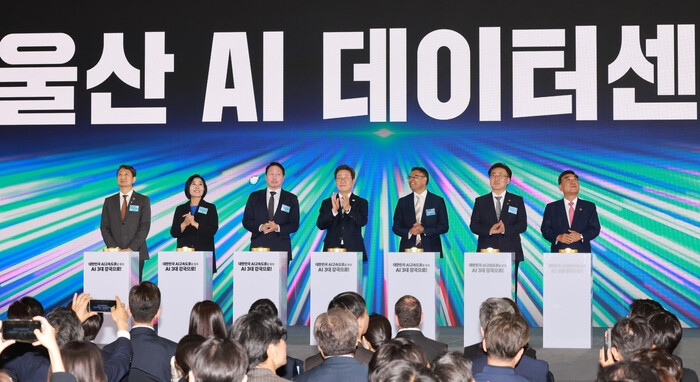 이재명 대통령(가운데)이 20일 울산전시컨벤션센터에서 열린 울산 인공지능(AI) 데이터 센터 출범식에서 참석자들과 함께 출범 버튼을 누른 뒤 박수치고 있다. 왼쪽부터 안덕근 산업통상자원부 장관, 최민희 국회 과학기술정보방송통신위원장, 최태원 SK그룹 회장, 이 대통령, 프라사드 칼야나라만 아마존웹서비스(AWS) 인프라 총괄 대표, 유상임 과학기술정보통신부 장관, 김두겸 울산광역시장. (사진=연합뉴스)