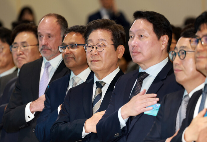 이재명 대통령이 20일 울산 AI 데이터센터 출범식에서 기업인들과 함께 국기에 경례하고 있다. (사진=연합뉴스)