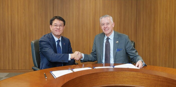 박성균 한화시스템 DE사업단장(왼쪽)과 켄 토도로프 노스롭그루먼 지휘통제 및 무기 통합 부문 부사장이 '통합 대공방어체계 기술 협력 MOU'를 체결한 뒤 악수하고 있다. (사진=노스롭그루먼 제공)