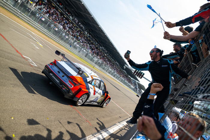 현대 N 유럽팀이 주행한 아반떼 N TCR 830번 차량이 독일 라인란트팔츠주 뉘르부르크 지역에서 열린 TCR 클래스에서 청중의 환호를 받으며 결승전을 통과하고 있다. (사진=현대차 제공)