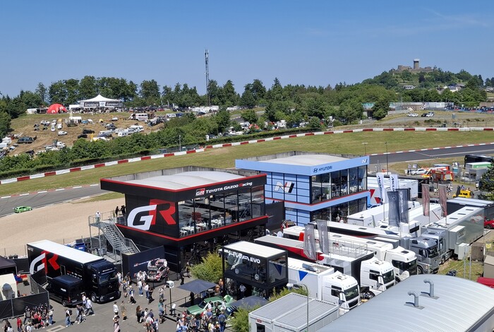 2025 뉘르부르크링 24시에서 현대 N과 토요타 가주레이싱이 나란히 부스를 운영하고 있다. (사진=현대차 제공)