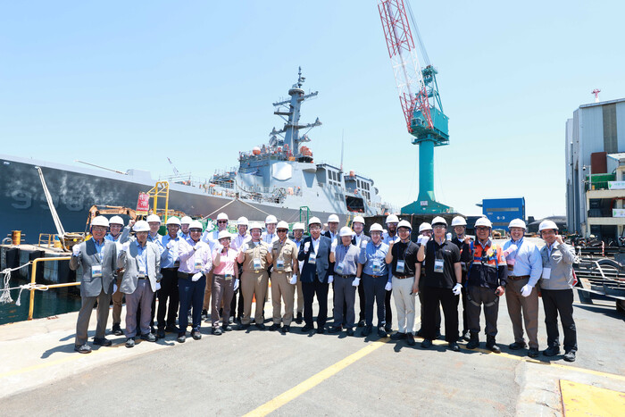 ​'한·미 조선협력 전문가 포럼' 참석을 위해 방한한 미국 조선·해양 전문가 그룹이 23일 포럼 첫 일정으로 울산 HD현대중공업을 방문해 화이팅을 외치고 있다. (사진=HD현대 제공)​