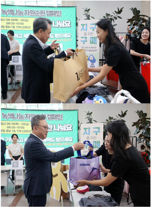 진옥동 신한금융그룹 회장(윗쪽)이 ‘신한 나눠요 DAY’ 행사에서 외투와 셔츠를, 정상혁 신한은행장이 니트를 기부하고 있다.(사진=신한금융)