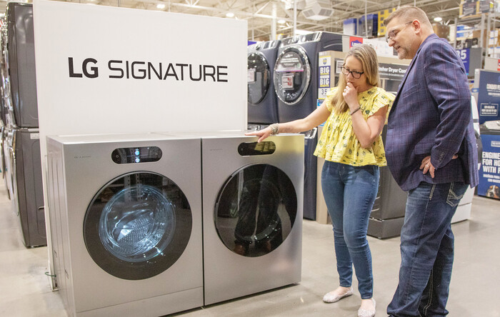 미국 소비자들이 로우스 매장에 전시된 LG 시그니처 세탁기와 건조기를 살펴보고 있다. (사진=LG전자 제공)