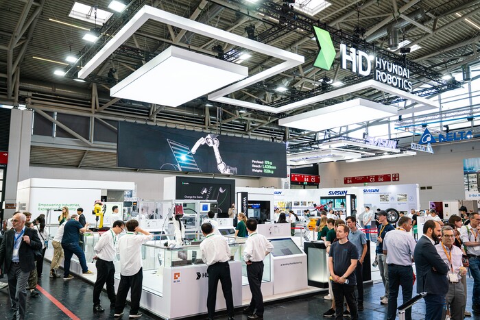 24일(현지시각) 독일 뮌헨에서 열린 글로벌 최대 규모 로봇 산업 박람회인 '오토매티카 2025'에 마련된 HD현대로보틱스 부스에서 관람객들이 로봇 기술을 살펴보고 있다. (사진=HD현대로보틱스 제공)