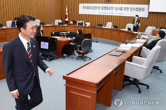 김민석 국무총리 후보자가 청문회장에서 나가고 있다. (사진=연합뉴스)