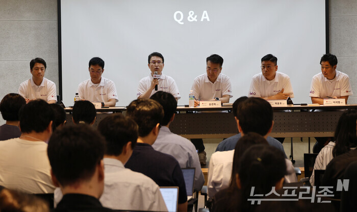 전병기 LG유플러스 AX기술그룹장(왼쪽 셋째)이 AI 보안기술 설명회에서 기자들의 질문에 답하고 있다. (사진=이정우)