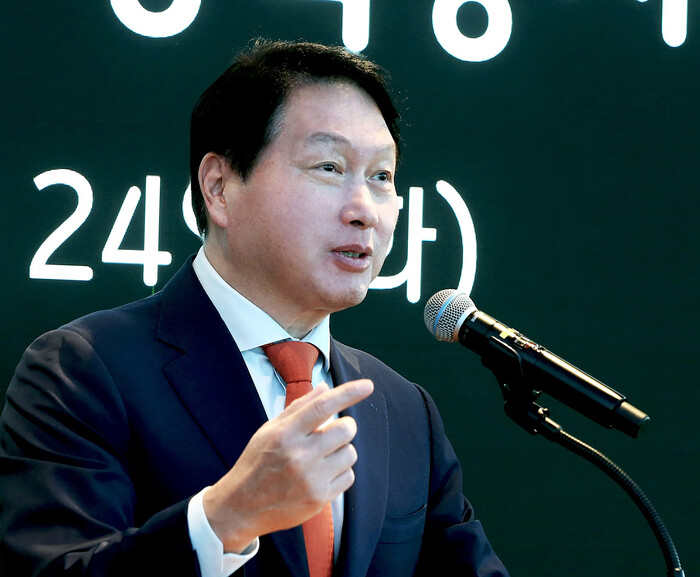 최태원 SK그룹 회장이 지난 24일 서울 종로구 SK서린빌딩에서 열린 해외유학 장학증서 수여식에서 장학생들에게 격려인사를 하고 있다. (사진=연합뉴스)