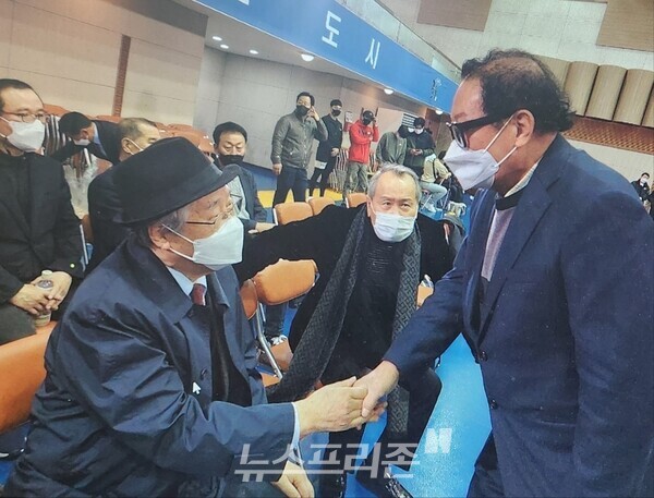 조철제 회장(왼쪽)과 박동안 국제심판이 악수하고 있다.