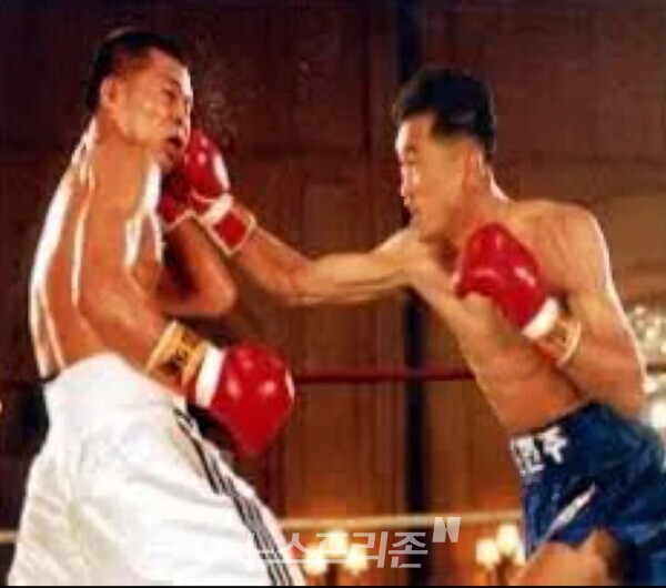 조인주(오른쪽)가 페날로사의 얼굴에 펀치를 꽃아넣고 있다.