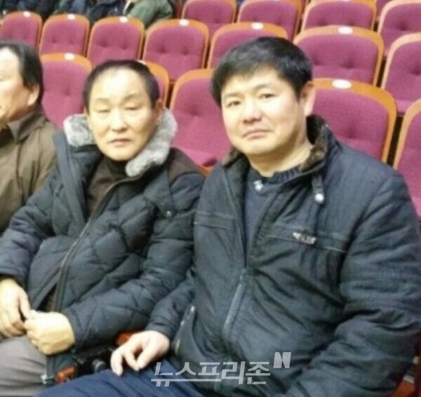 풍산 프로모션 이거성 회장(왼쪽)과 필자.