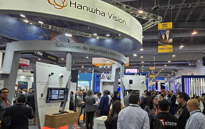 한화비전이 26일(현지시각) 멕시코 멕시코시티서 열린 중남미 최대 규모 보안 박람회 '멕시코 보안 엑스포'에 마련한 전시관에 관람객들이 전시된 보안 설루션을 살펴보고 있다. (사진=연합뉴스)