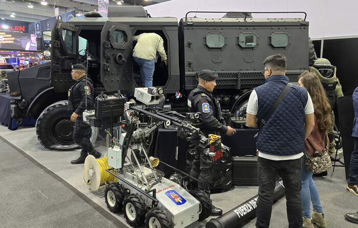 멕시코 보안 엑스포 행사장에 전시된 방탄 차량과 폭발물 제거 장비 등을 관람객들이 살펴보고 있다. (사진=연합뉴스)