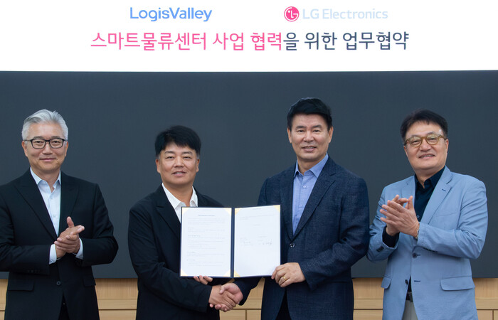 정대화 LG전자 생산기술원장(오른쪽 둘째)과 임영빈 로지스밸리그룹 회장(왼쪽 둘째)이 '스마트물류센터 사업 협력을 위한 업무협약'을 체결한 뒤 협약서를 들어보이고 있다. 맨 오른쪽은 백기문 LG전자 ID사업부장, 맨 왼쪽은 김필립 로지스밸리 대표이사. (사진=LG전자 제공)