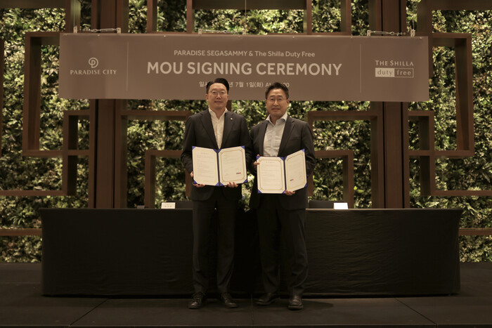 1일 영종도 파라다이스시티에서 열린 외국인 관광객 유치 활성화를 위한 업무협약식에서 파라다이스세가사미 최종환 대표(왼쪽)와 호텔신라 김준환 TR부문장(부사장)이 기념촬영을 하고 있다. (사진=호텔신라)