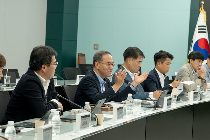 지난 2일 서울 중구 본사에서 지주·계열사 ESG 담당 임원들이 참석한 가운데 열린 '제1차 농협금융 ESG전략협의회'에서 이찬우 회장(왼쪽 두 번째)이 회의를 주재하고 있다. (사진=NH농협금융)