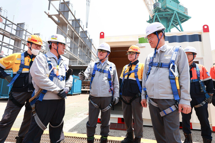 권오갑 HD현대 회장(왼쪽 셋째)과 이상균·노진율 HD현대중공업 사장 등 회사 경영진들이 지난 18일 울산 HD현대중공업에서 혹서기 대비 휴게시설을 점검하고 있다. (사진=HD현대 제공)