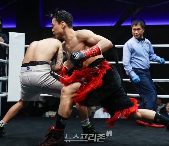 상대를 공격하는 강종선 선수(가운데)