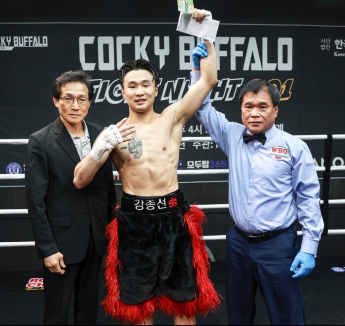 격려금을 전달한 박영균 챔프(왼쪽부터), 강종선 선수, 이정택 국제심판.