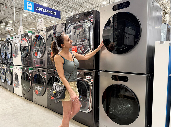 미국 대표적인 종합 가전 유통 업체 '로우스' 매장에서 한 고객이 LG전자 세탁기 및 건조기 제품을 살펴보고 있다. (사진=LG전자 제공)
