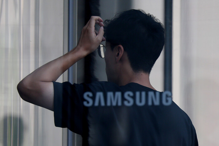 서울 서초구 삼성전자 서초사옥 들머리에서 8일 관계자가 들어가고 있다. (사진=연합뉴스)