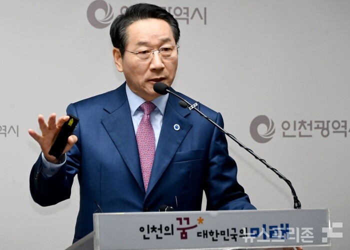 유정복 인천광역시장이 2024년 10월24일 시청 브리핑룸에서  시민행복 체감 정책 시리즈에 대해 설명하고 있다./사진=인천시청