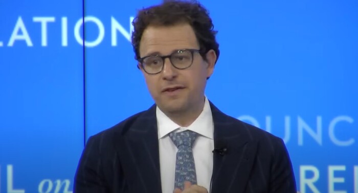 클로드를 서비스하는 AI기업 앤트로픽의 최고경영자 다리오 아모데이는 지난 5월 “인공지능이 5년 내 모든 신입 화이트칼라 노동자의 직무 50%를 대체할 수 있다”고 말했다. (사진=유튜브 갈무리)